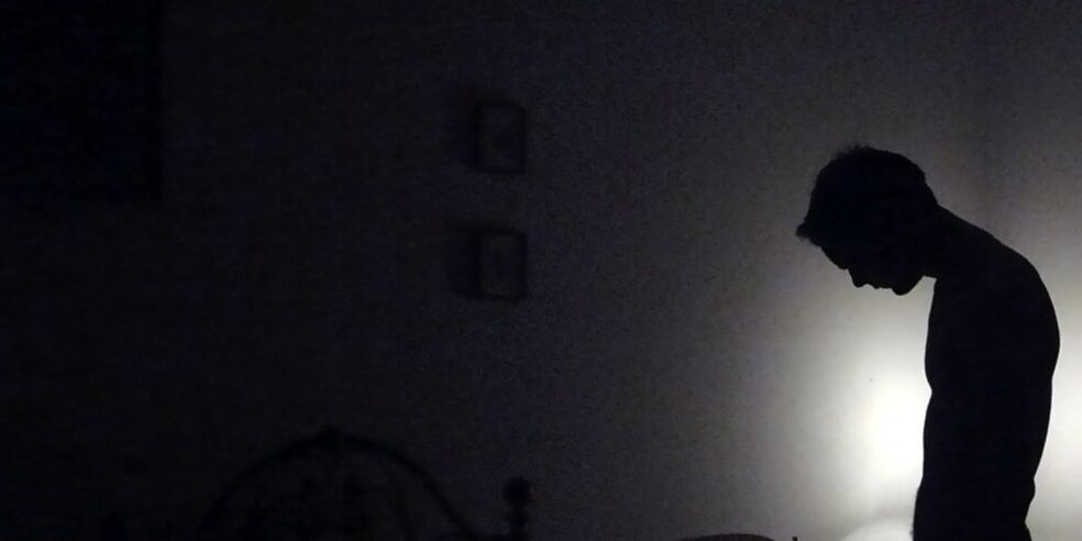 Eine Person in Depressionen bei der Ablehnung des Rauchens